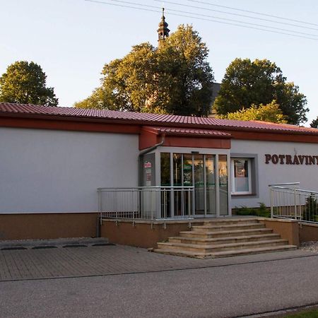 Restaurace Na Krizovatce Appartement Božanov Buitenkant foto