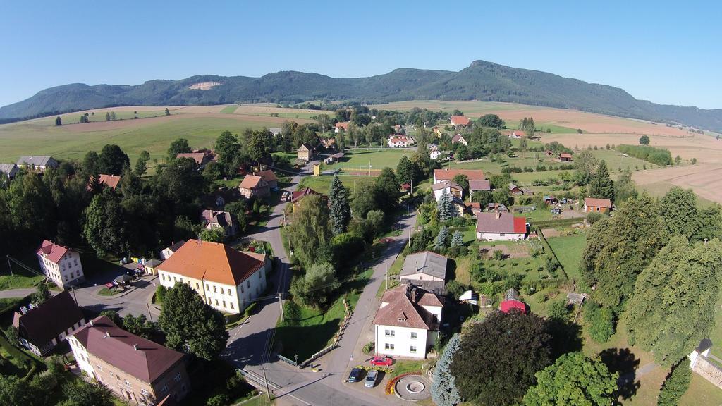 Restaurace Na Krizovatce Appartement Božanov Buitenkant foto