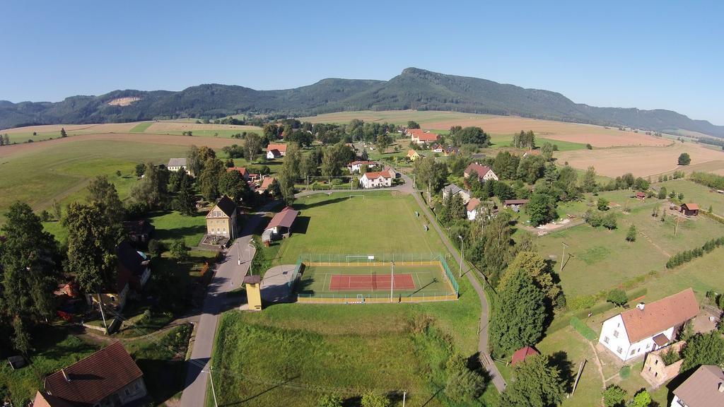 Restaurace Na Krizovatce Appartement Božanov Buitenkant foto