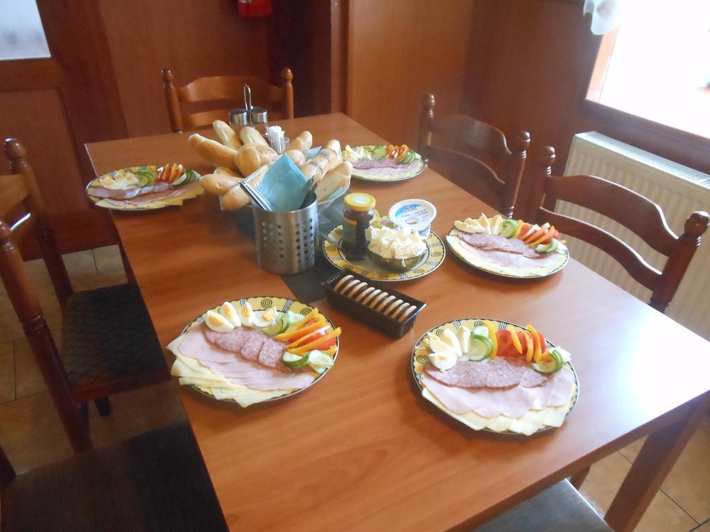 Restaurace Na Krizovatce Appartement Božanov Buitenkant foto